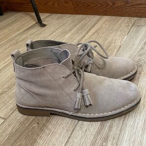 Tommy Bahama Evert chukka beige booties